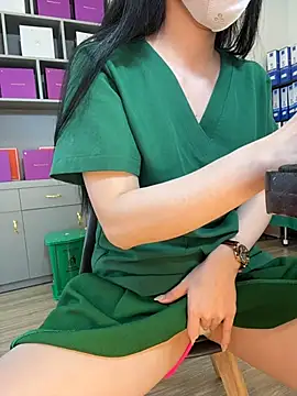 secretly_masturbating live cam on StripChat