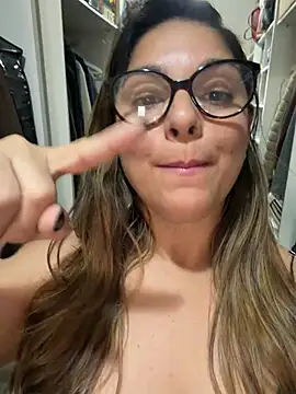 mariiii_morena (Ask my age) - Peladinha e mostrando por 3 minutos