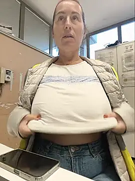 bichota85 (F milf) - Flash tits+ 2videos Lt