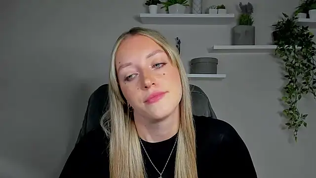 EvelynBlond webcam