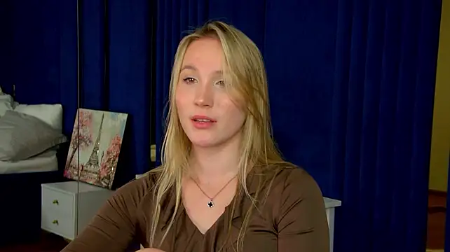 ElaraVoltage live cam on StripChat