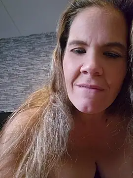 JoyceAndFriends live cam on StripChat