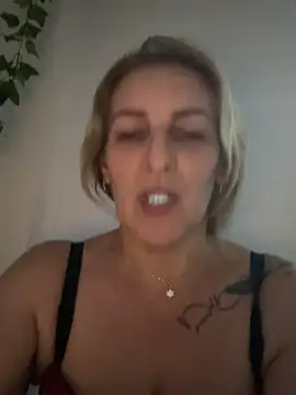 Hot-Milf4U live cam preview