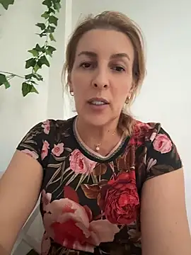 Hot-Milf4U live cam preview