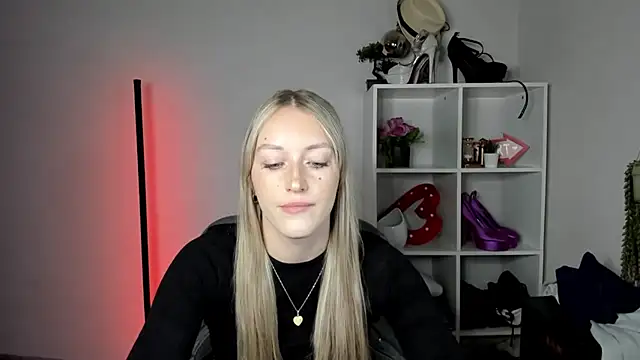 EvelynBlond live cam on StripChat