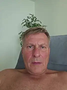 johnnym1 live cam on StripChat
