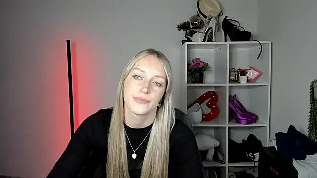EvelynBlond live cam on StripChat