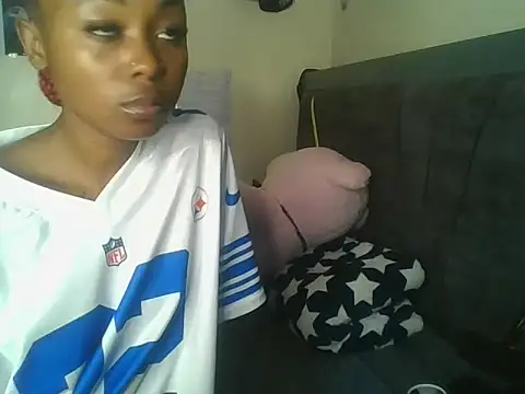 Prettyquueen live cam on StripChat