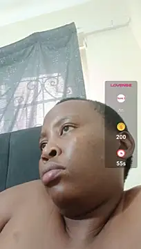 bigbootycurvemilf2 live cam on StripChat