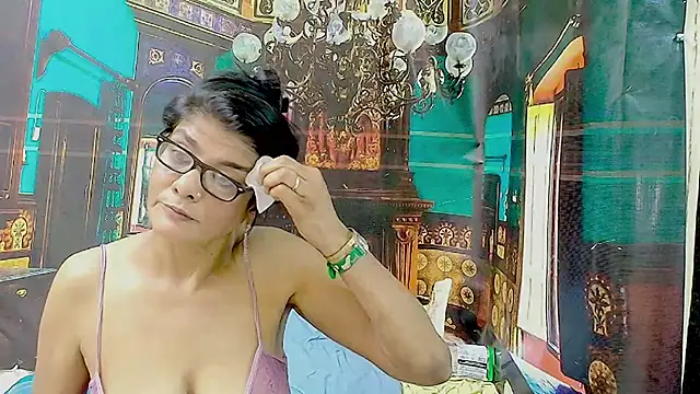 IndianAllure live cam on StripChat
