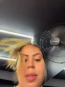 LariiHotWife