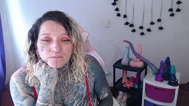 SLOPPYTITSS live cam on StripChat