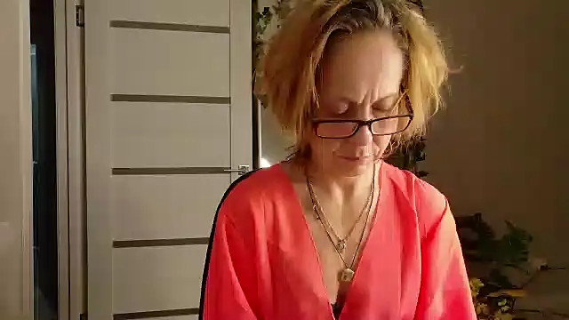 LioraWeiss live cam preview
