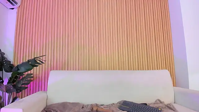 Ivaannaa_ live cam on StripChat