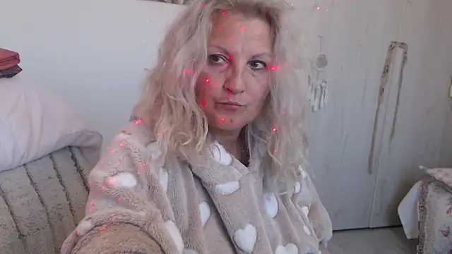 Divineblond live cam on StripChat
