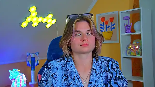 AliceAllard live cam on StripChat