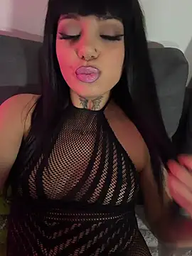 KiraQuinn1 live cam on StripChat