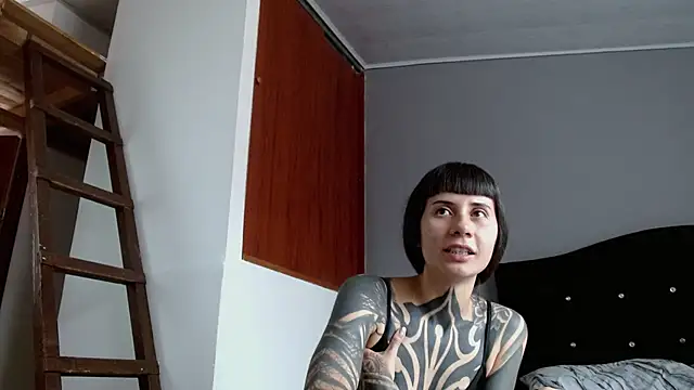 Emilia_1995 live cam on StripChat