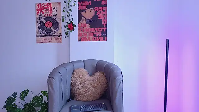 CoralieBronson live cam on StripChat