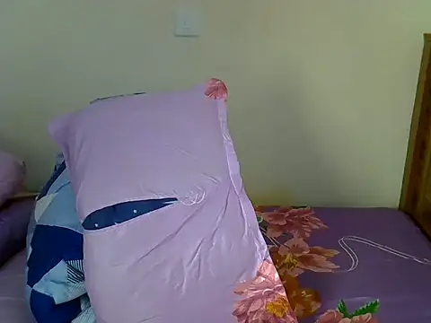 Pretty_kesin live cam on StripChat