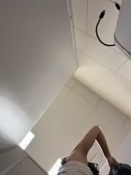 aria51 (F young) - show naked ass right in the mall