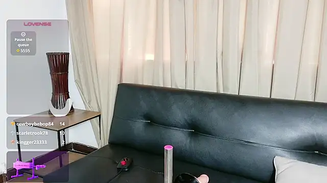 Mila_white1 live cam preview