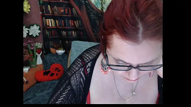 PlayfullMature live cam on StripChat