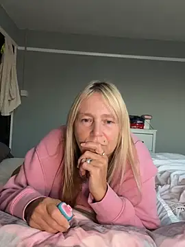 Blondnboujee53