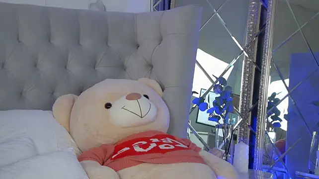 MicheleWest live cam preview
