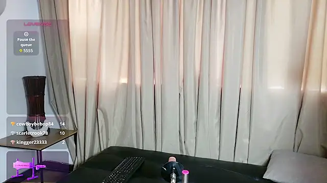 Mila_white1 live cam preview