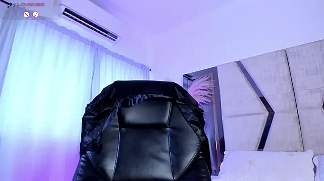 CarolineFyre live cam on StripChat