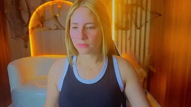 Aratna_Blonde_Tx live cam on StripChat