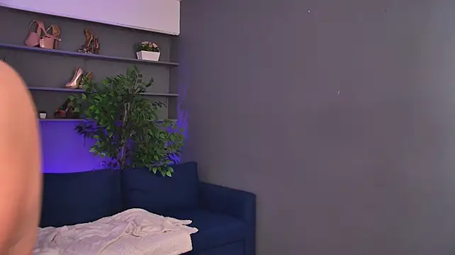 NewLuxxy live cam on StripChat