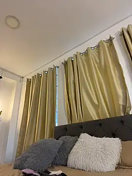 Nahial1 live cam on StripChat