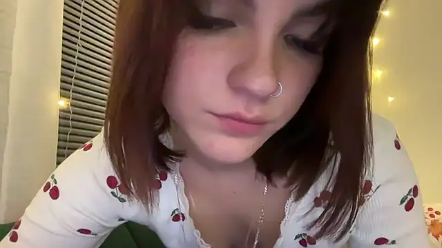 Lola_SweetShine live cam on StripChat