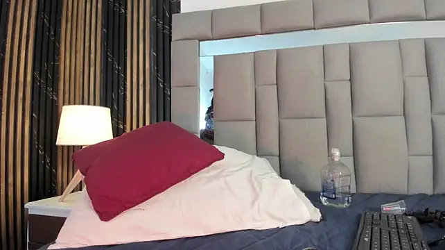 amaia_santini live cam on StripChat