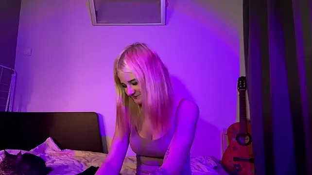 LorineFavaro live cam on StripChat