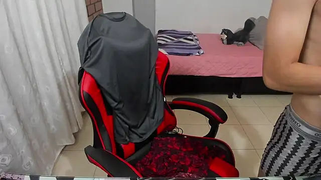 aron_boyy (M twink) - SHOW NAKED FEETS