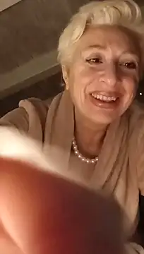 divinaerotica live cam on StripChat