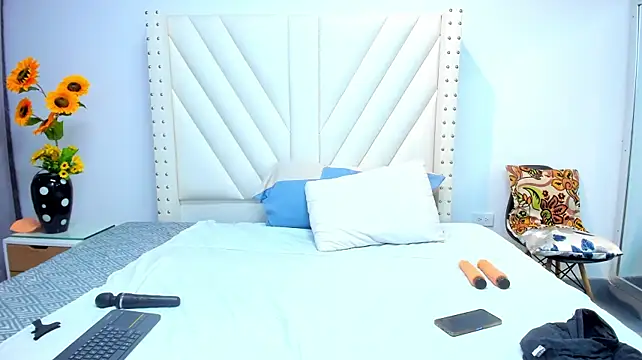Paulynavera live cam on StripChat