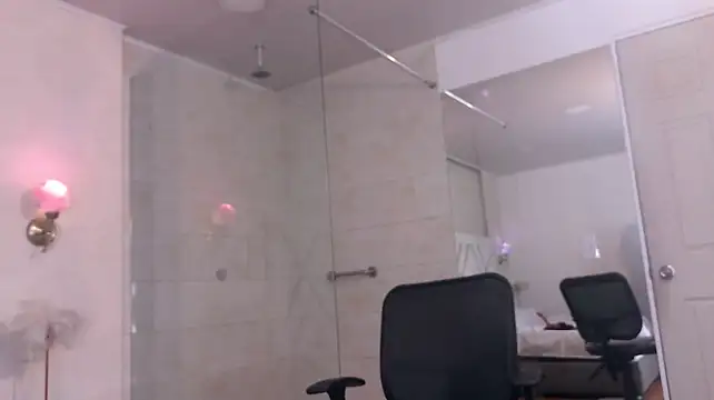 Sky_Collins_ live cam preview