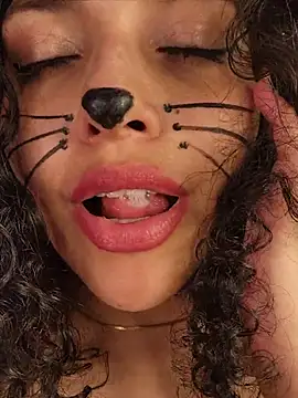 Lucy_Marin webcam