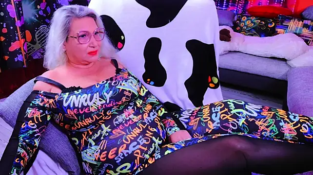 YOUR_MATURE_FANTASY live cam on StripChat