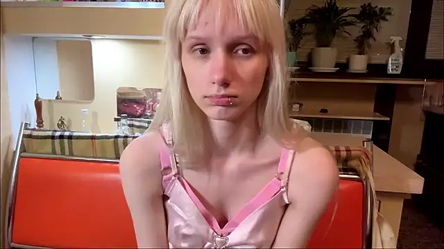 Blondilis live cam on StripChat