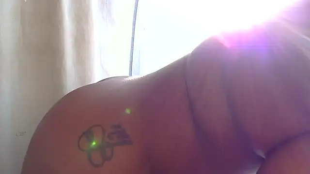 AuratheRealist live cam on StripChat