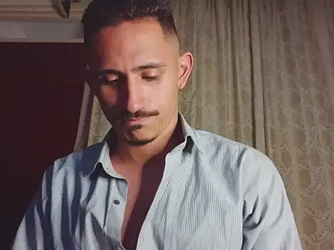 HomeAloneK live cam on StripChat