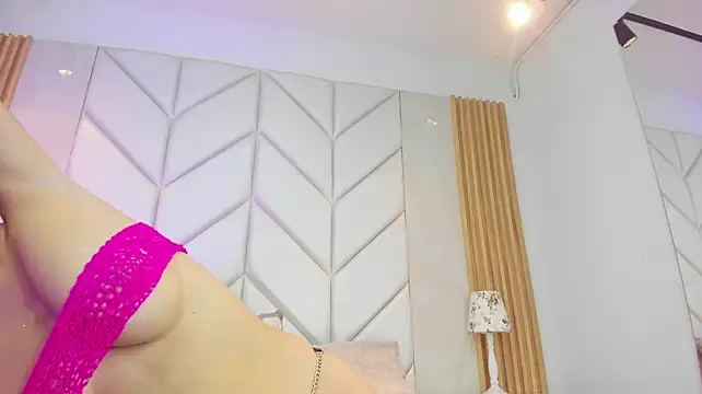 CamilaCastillo live cam on StripChat