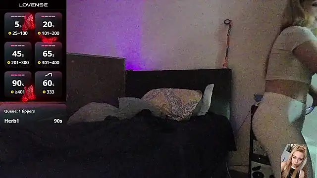 Blondiewithanass