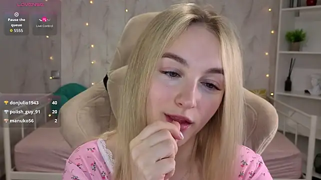 Shy_Polly live cam on StripChat