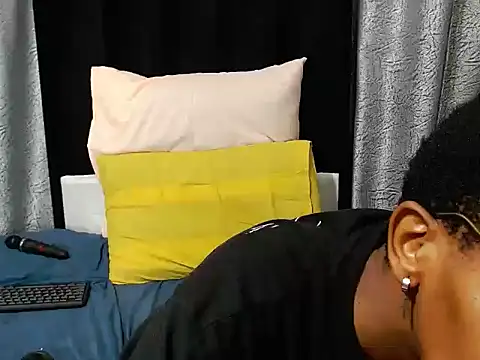 SatinDream01 live cam on StripChat
